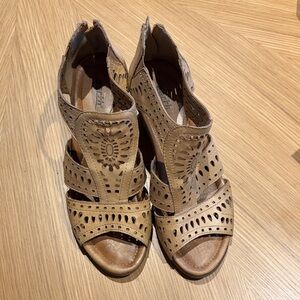 Earth Tan Cutout Women's Sandals